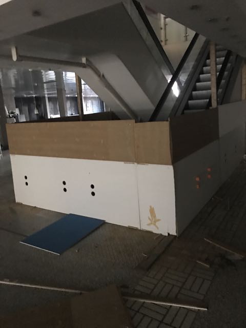 Rolltreppe Einhausung noch offen.jpg